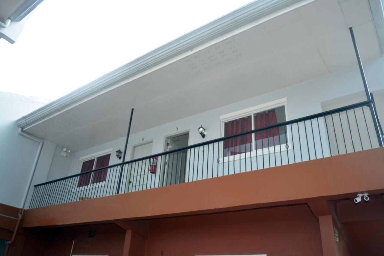 Ashley&Bill's Suites 'N Garden Hotel&Vacation Homes Carcar Exterior foto